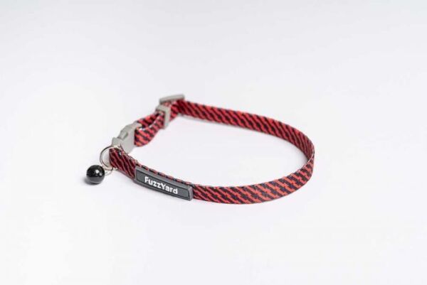 <strong>FuzzYard</strong> Tabbytooth Red/Navy, Collar para Gatos con Campana Negra y Hebilla de Seguridad, Diámetro Ajustable 20-30 cm